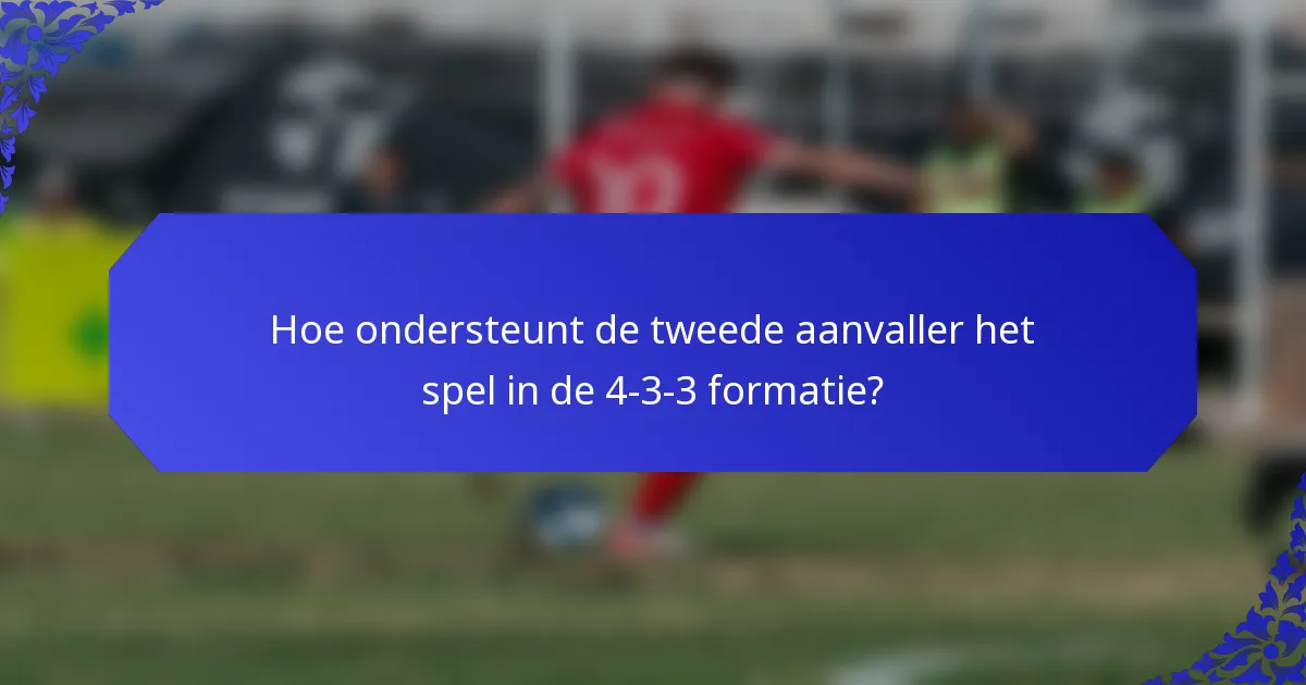 Hoe ondersteunt de tweede aanvaller het spel in de 4-3-3 formatie?