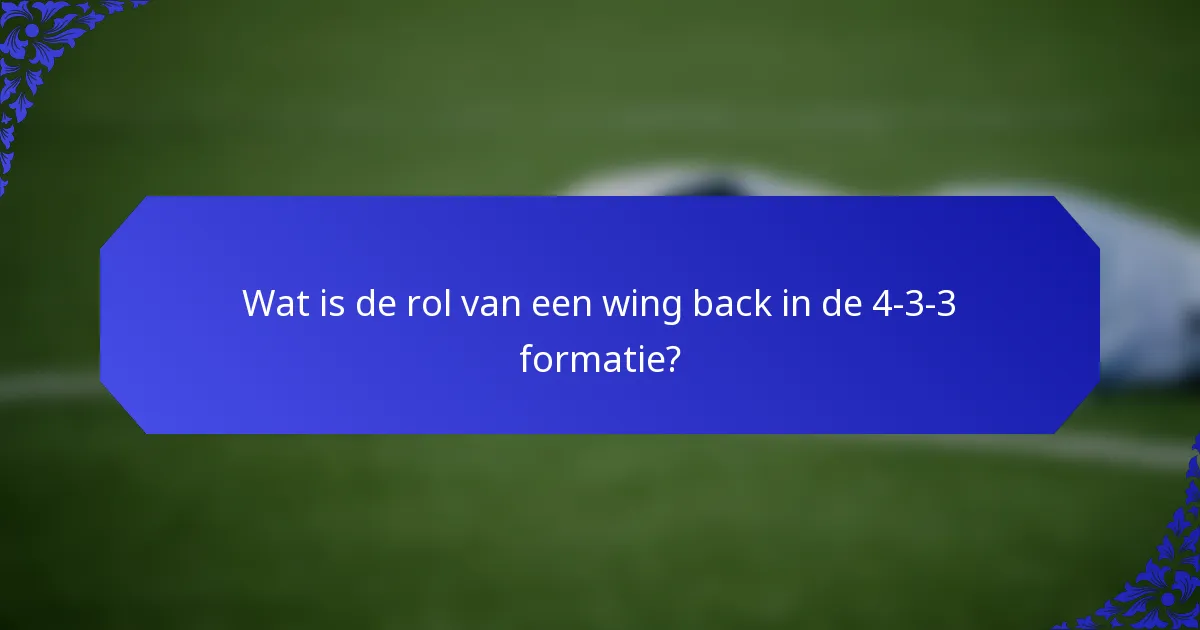 Wat is de rol van een wing back in de 4-3-3 formatie?